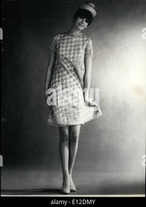 20. Dezember 2011 - Paris Mode. OPS: Cocktail-Kleid von Jacques Heim für seine Frühling und Sommer-Kollektion entworfen. Feb. 25/66 (C Stockfoto