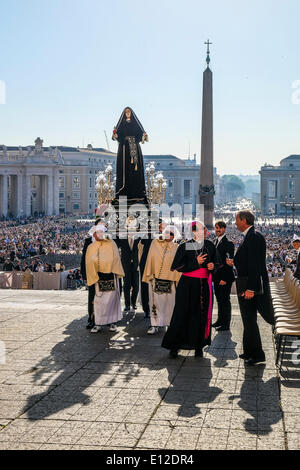 Vatikan-Stadt. 21. Mai 2014. Die Statue der Maria SS. Addolorata von Tarent ist mit der Arciconfraternita del Carmine in einer Prozession zum Papst Francis gebracht - Generalaudienz vom 21 kann 2014 Credit: wirklich Easy Star/Alamy Live News Stockfoto