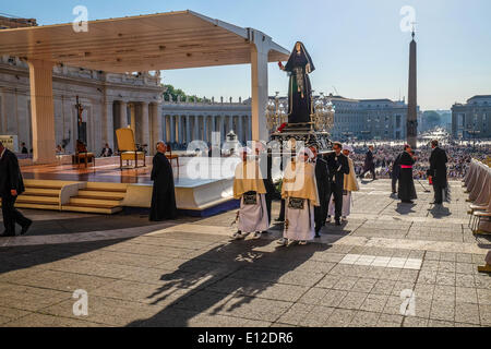 Vatikan-Stadt. 21. Mai 2014. Die Statue der Maria SS. Addolorata von Tarent ist mit der Arciconfraternita del Carmine in einer Prozession zum Papst Francis gebracht - Generalaudienz vom 21 kann 2014 Credit: wirklich Easy Star/Alamy Live News Stockfoto