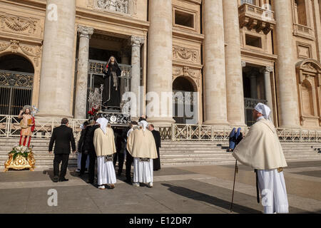 Vatikan-Stadt. 21. Mai 2014. Die Statue der Maria SS. Addolorata von Tarent ist mit der Arciconfraternita del Carmine in einer Prozession zum Papst Francis gebracht - Generalaudienz vom 21 kann 2014 Credit: wirklich Easy Star/Alamy Live News Stockfoto