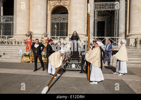 Vatikan-Stadt. 21. Mai 2014. Die Statue der Maria SS. Addolorata von Tarent ist mit der Arciconfraternita del Carmine in einer Prozession zum Papst Francis gebracht - Generalaudienz vom 21 kann 2014 Credit: wirklich Easy Star/Alamy Live News Stockfoto