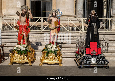 Vatikan-Stadt. 21. Mai 2014. Die Statue der Maria SS. Addolorata von Tarent ist mit der Arciconfraternita del Carmine in einer Prozession zum Papst Francis gebracht - Generalaudienz vom 21 kann 2014 Credit: wirklich Easy Star/Alamy Live News Stockfoto