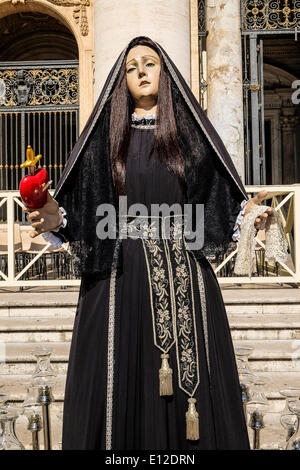 Vatikan-Stadt. 21. Mai 2014. Die Statue der Maria SS. Addolorata von Tarent ist mit der Arciconfraternita del Carmine in einer Prozession zum Papst Francis gebracht - Generalaudienz vom 21 kann 2014 Credit: wirklich Easy Star/Alamy Live News Stockfoto