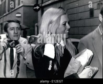 16. Dezember 2011 - Rom, Juni 1967. Französischen Sterne Brigitte Bardot ist mit ihrem Ehemann Gunther Sachs, für einen Monat Urlaub in Rom bleiben. Herr Sachs ist in Rom zu Accord als Regisseur für einen neuen Film und blonde Brigitte Wen heute Nachmittag in Via Margutta, zu kaufen, wenn viele Geschäfte Produkte der Carnany Street verkaufen. OPS: Brigitte Bardot in Begleitung ihrer wachen während ihres Einkaufs. Stockfoto