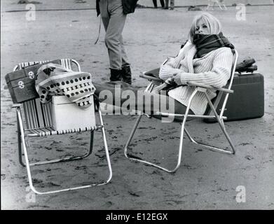 16. Dezember 2011 - Bardot am Strand Ã ¢ Â'¬â €œ Brigitte warm hält während des Wartens auf die Dreharbeiten starten. Stockfoto