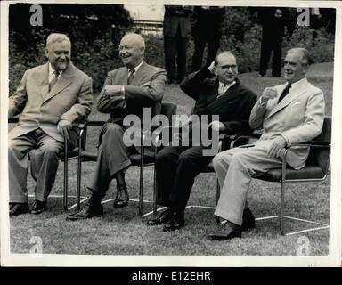 16. Dezember 2011 - Studien von den großen vier während Off Duty in Geneve Foto Shows-The freundlichen Atmosphers in Genf in fröhlicher Stimmung ist Marschall Bulganin, Präsident Eisenhower, M. Faure und Sir Anthony Eden, gesehen, wie sie für die Fotografen auf dem Gelände des Palais des Nations in Genf darstellen. Stockfoto