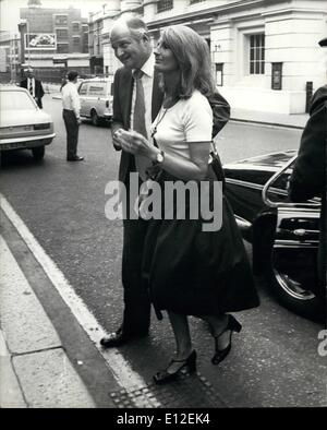 21. Dezember 2011 - Sir James Goldsmith gesehen die Mutter von zwei seiner Kinder mit Lady Annabel Birley ankommen. Stockfoto