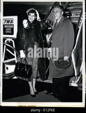 21. Dezember 2011 - Idlewild Airport, N.Y., November 8: Gouverneur Robert B. Meyner und seiner Frau, der ehemaligen Helen Stevenson, werden gezeigt, wie sie an einer TWA Bord Flug hier heute Abend für Paris, für einen Urlaub. Der Gouverneur von New Jersey Zerschlagung Wiederwahl Sieg projiziert am vergangenen Dienstag ihn in die nationalen politischen Bilder als mögliche demokratische Präsidentschaftskandidat im Jahr 1960 Stockfoto