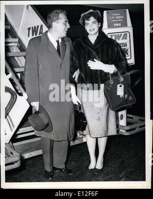 21. Dezember 2011 - Idlewild Airport, N.Y., 8. Mai - Gouverneur Robert Meyner aus New Jersey und Mrs. Meyner kamen heute auf einer TWA Super  Konstellation aus London nach einer zweiwöchigen Europa-Tour hierher Stockfoto