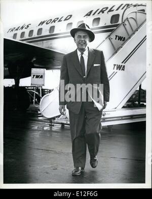 21. Dezember 2011 - Idlewild Airport, New York., Oct 14--Robert B. Meyner, Gouverneur von New Jersey, ist bei seiner Ankunft hier heute Morgen über TWA von Los Angeles gezeigt. Er sagte heute Morgen, nach einer Kampagne Schaukel durch Kalifornien mit demokratischen Präsidentschaftskandidaten Adlai Stevenson, der Staat wäre voraus '' Pivotal, vielleicht als entscheidend, da es im Jahre 1916 war.'' Er fand die Reaktion auf die Democratic Campaign '' günstige '', und glaubt es Stevenson durch einen schmalen Rand gehen. Stockfoto