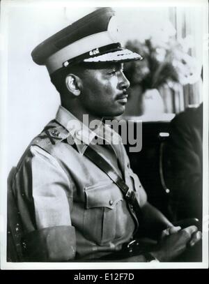 21. Dezember 2011 - The Nigerian Bundesministerium der Verteidigung am 1. Juni 1967 die Förderung von Oberstleutnant Yakubu Gowon in den Rang eines Major General angekündigt. Er ist Oberbefehlshaber der nigerianischen Bundesarmee. Generalmajor Gown erscheint hier in seiner neuen Uniform. Stockfoto
