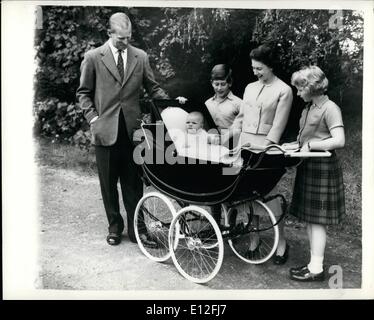 26. Dezember 2011 - neue Bilder der königlichen Familie auf Urlaub in Balmoral: Spezielle Bilder der königlichen Familie, darunter das Baby Prinz Andrew wurden im Balmoral Castle heute wo sie sich aufhalten, um ihren Sommerurlaub. Foto zeigt, sind alle Augen auf Prinz Andrew jetzt fast sieben Monate alt als die Königin, Prinz Philip, Prinz Charles und Prinzessin Anne um seinen Kinderwagen im Balmoral Castle heute versammeln. Stockfoto