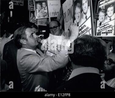 9. Januar 2012 - Senator Walter Mondale Wahlkampf mit Abe Strahl in New York China Town. Oktober 1976 Bildern Stockfoto