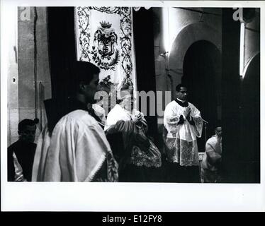 9. Januar 2012 - Bethlehem, Israel: Lateinische Patriarch Gori, sitzende Zentrum, während Heiligabend Masse in der Geburtskirche, 24. Dezember 1967. Dies ist die erste Weihnachten unter israelischer Herrschaft. Stockfoto