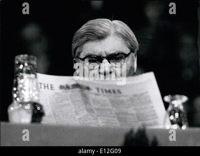 26. Dezember 2011 - Preis gewinnen Bild: Dieser bunten Labour-Politikerin Mr Aneurin Bevan Fincher mit seinem Thema auf dem Parteitag der Labour, bietet wenn er erwischt ihn lesen die konservative Tageszeitung "The Times. Stockfoto