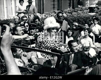 26. Dezember 2011 - Le Festival N'aeu D'yeux Que Pour Gina.... Gina's Ankunft: Die berühmte italienische Schauspielerin Gina Lollobrigida machte eine sensationelle Ankunft in Cannes. Fotoausstellungen, die von ihren ''Fans'' gefeiert werden Gina Lollobrigida kommt zusammen mit ihrem Mann, Dr. Milko Sofic, in Cannes an. Stockfoto