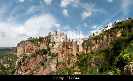 18. Jahrhundert (Brücke) Puente Nuevo überspannt die El Tago Schlucht über den Fluss Guadalevin, Ronda Andalusia Spanien Stockfoto