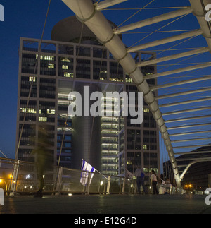 Fragment des modernen Gebäudes durch Skywalk Brücke in Tel-Aviv. Azriely Mall, Israel Stockfoto