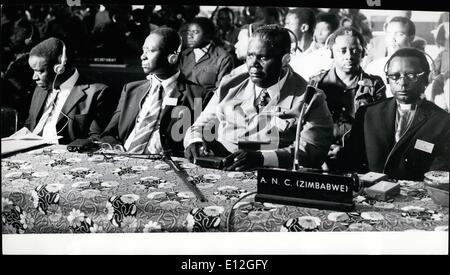 10. Januar 2012 - umfasst die ANC-Delegation aus Rhodesien (Zimbabwe), Bischof Abel Muzorowa (rechts), Joshua Nkomo (zweiter von rechts) und Rev Ndabaningi Sithcle (links). Sie sind hier abgebildet, hören die Eröffnungsrede, Keynote von Host Präsident Julius Nyerere gegeben wurde. Stockfoto