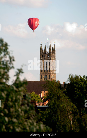 Natives Heißluftballon überfliegen der Marienkirche, Warwick, UK Stockfoto