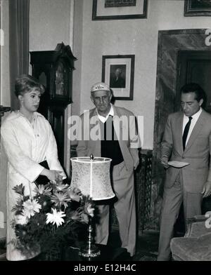 3. Januar 2012 - Shirley Jones, Rossano Brazzi '' die italienische Geliebte '', französische Schauspielerin Micheline Presle und britischer Schauspieler George Sanders, filmst tatsächlich in Rom in der '' dunklen Zweck '', eine Detektivgeschichte in Rom und an der"Ravello" stattfindet. Der Film wird von amerikanischen Regisseur George Marshall gerichtet. und Produzent von Barclay Brazzi Produktion. OPS:-Direktoren George Marshall, italienischer Schauspieler Rossano Brazzi und amerikanische Schauspielerin Shirley Jones. Stockfoto