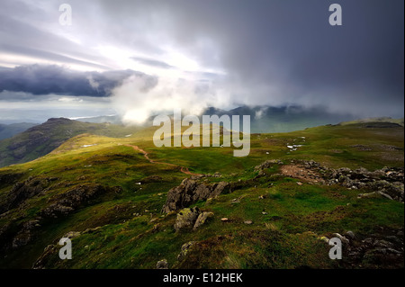 Gewitterwolken über dem Coniston Fells Stockfoto