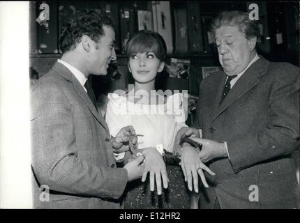 9. Januar 2012 - Schauspielerin mit Handschellen gefesselt: Bild zeigt: Michel Simon, der berühmte Bildschirm Komiker und der junge Schauspieler Claude Brasseur, Sohn des Pirerre Brasseur, Handschellen an das Starlet Dany Saval in einer Mock-Szene während einer Cocktailparty im "Cafe De la Bonne Sante'' gestern statt. Das Trio sind die wichtigsten Charaktere des Films '' Pierrot La Tendresse'' gerade abgeschlossen. Das Cafe, wo der Cocktail fand, befindet sich gegenüber der Sante, das berühmte Paris Gefängnis das in den Film Relting das Leben des berüchtigten Gangster zu sehen. Stockfoto