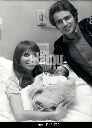 24. Februar 2012 - der bekannte italienische Schauspieler Antonio Sabato und seine Frau Yvonne hatten einen jungen, der Antonio Jr. OPS genannt wird: das Paar mit Antonio Jr.. Stockfoto
