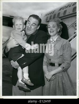 24. Februar 2012 - Idlewild Airport, N.Y., Mai 21--Schauspieler Paul Douglas trifft, seiner Frau und seinem Sohn Adams, nach ihrer Ankunft hier heute Morgen über TWA Botschafter Flug von Los Angeles. Frau Douglas ist Schauspielerin Jan Sterling. Stockfoto