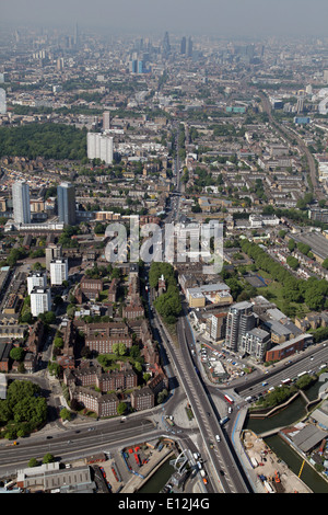 Luftbild von der McDonalds's Bogen Überführung von oben die A118 Blick nach Westen entlang der A11 wie es die A12 am Bug, London kreuzt Stockfoto