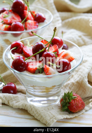 Milchprodukte Joghurt Dessert mit Kirschen und Erdbeeren Stockfoto