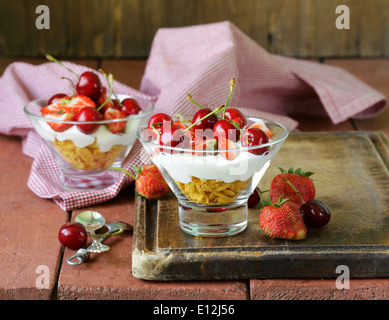 Milchprodukte Joghurt Dessert mit Kirschen und Erdbeeren Stockfoto