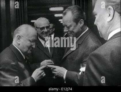 24. Februar 2012 - 1. Treffen mit Willy Brandt. Willi Stoph. Zum ersten Mal fand ein Treffen zwischen der Bundeskanzlerin der Bundesrepublik Deutschland, Willy Brandt und Ministerpräsidenten der DDR, Willi Stoph in Erfurt, GDF. OPS: Willi Stoph, Ministerpräsident der Deutschen Demokratischen Republik (2. von links) und Willy Brandt, Bundeskanzler der Bundesrepublik Deutschland (2. von rechts). Keystone Bild, 20. März 1970. Stockfoto