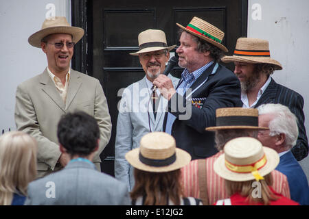 London, UK. 21. Mai 2014. Griff Rhys Jones, Rory McGrath und Jerome K Jerome Society präsentieren eine blaue Plakette zum Gedenken an Jerome K Jerome, an der 32 Tavistock Place, Bloomsbury, London, UK, auf Mittwoch, 21. Mai 2014 Credit: Paul Carstairs/Alamy Live News Stockfoto