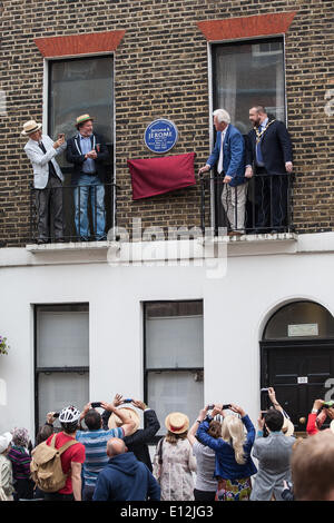 London, UK. 21. Mai 2014. Griff Rhys Jones, Rory McGrath, der Bürgermeister von Camden und Jerome K Jerome Society, enthüllen eine blaue Gedenktafel zu Jerome K Jerome in 32 Tavistock Place, Bloomsbury, London, UK, auf Kredit-Mittwoch, 21. Mai 2014: Paul Carstairs/Alamy Live News Stockfoto