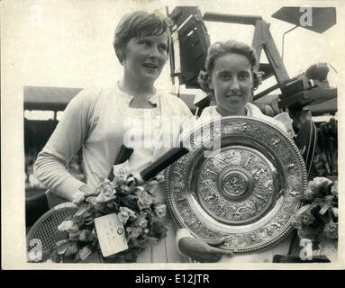 24. Februar 2012 - Angela Mortimer wird Dameneinzel Champion nach dem Sieg über Christine Truman in Wimbledon: Angela Mortimer Stockfoto