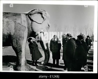 24. Februar 2012 - Stein Elefanten - Präsident und Frau Richard Nixon kontrollieren eine steinernen Elefanten in der Nähe von Peking. Auf der rechten Seite sind setary Stockfoto