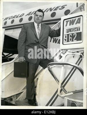 24. Februar 2012 - Idlewild Airport, Mai, 4.--Dr: Dr. Billy James Hargis,, berühmten Oklahoma Evangelist, links über TWA Botschafter für Stockfoto