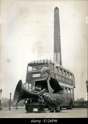 24. Februar 2012 - Londons '' Stimmgabel '' in Paris: Parisern konnten ihre Stadt zum Tag auf der Londoner '' Stimmgabel '' Bus vor der Tour de France besuchen. Gastgeberin war charmant Petula Clark. Dieser Bus präsentiert über das ganze Land eine Ausstellung '' sprechen Maschinen '' von den ersten Fotografen, die modernsten Elektro-Telefon-Kombinationen, Petula Clark präsentiert "Stimmgabel" Bus auf die Abfahrt vor dem Obelisken auf dem Place De La Concorde in Paris. Stockfoto