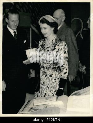 24. Februar 2012 - Staatsbesuch in Norwegen. Königin und Duke im Volkskundemuseum: bei ihrem Besuch in Oslo Folk Museum heute HM The Queen und The Duke of Edinburgh sah Wikingerschiffe des Typs verwendet, um der englischen Küste vor tausend Jahren - raid und auch das berühmte Kon Tiki Floß Expedition Floß. Das Foto zeigt HM The Queen mit einem Modell der berühmten Kon Tiki Floß, die ihr von Thor Heyerdahl, vorgestellt wurde, die Expedition führte gesehen. Stockfoto