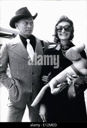 24. Februar 2012 - US-amerikanischer Schauspieler Yul Brynner in der Bundesrepublik Deutschland. Yul Brynner und seine Frau Jaqueline kamen nach München zur Premiere seines neuesten Films Catlow. Sofort nach ihrer Ankunft am Flughafen erhalten sie ein Olympia-Dackel. Der Film, der in 8 Wochen, mit den Schauspielern arbeitet 12 Stunden am Tag in Almaria (Südspanien) gemacht wurde ist der erste Film von dem bekannten amerikanischen Schauspieler zusammen mit der israelischen Schauspielerin Daliah Lavi. Yul Brynner ist sehr lieb von Tauben. Er brachte sogar zwei der Vögel nach München. Keystone Foto 24.3.1972 Stockfoto