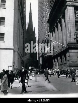 24. Februar 2012 - Wall-Street-Gesamtansicht mit Trinity Church, die älteste Kirche in New York, im Hintergrund. Der bedrohliche Dampf im Vordergrund stammt aus der Stadt Zentralheizung. Stockfoto