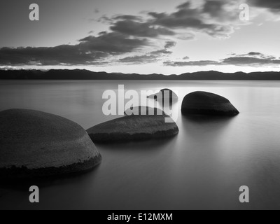 Sonnenuntergang am Schornstein Beach. Lake Tahoe, Nevada Stockfoto