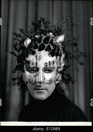 24. Februar 2012 - das Geheimnis des Meeres ist in dieser Maske kombiniert nannte Mann des Meeres "und besteht aus echten Algen, Muscheln, Strandschnecken, Herzmuscheln und Austernschalen und sogar Sand diese Maske eignet sich für einen Mann, so Frau nicht erhalten sie ihre Weise in Paris. Stockfoto