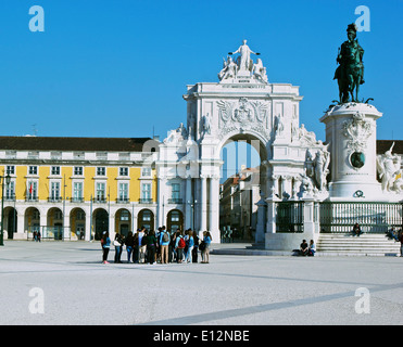 Gruppe von jungen Touristen in eleganten Praca Comercio Lissabon Portugal Westeuropa Stockfoto