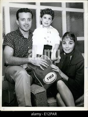 24. Februar 2012 - N.Y International Airport, Juli 19-Together wieder Vic Damone, Schauspielerin-Ehefrau, Pier Angeli und ihr Sohn Ferry, 4, nehmen Sie sich Zeit für diese glückliche Familienbild zu posieren, während der Sänger gewartet, um seine Familie zu sehen an Bord einer TWA Jetliner nach Los Angeles. Vic lässt auf in den Tag für Kansas City und eine off - Broadway-Theaterstück. Stockfoto