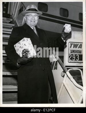 24. Februar 2012 - Former President Harry S. Truman, haben tragenden Weihnachtsgeschenke für seine Frau, eine Fartuell Oppers Prior von einer TWA Flug nach Kansas City, Miss rein, En-Route zu seinem Haus in Unabhängigkeit. Mr Truman hat seit Freitag gesehen und besuchen einen $ 100 pro Teller Abendessen letzte Nacht ein Honord Gast des demokratischen nationalen Ausschüsse erhöhen. Stockfoto