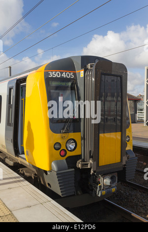 Erste TransPennine Express Klasse 350 Desiro elektrische Triebzug trainieren bei Wigan North Western Station, Lancashire. Stockfoto