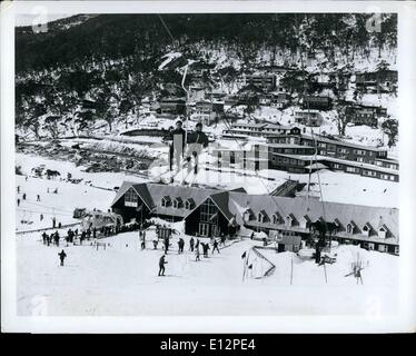 24. Februar 2012 - leitete die Gesamtwirkung--lassen Sie sich für den Sommer an der University of Michigan in Ann Arbor, Schüler Fred Parr und George Knox Tagesschule für Australien und einige Winter Skifahren. Thredbo Village in den Snowy Mountains in der Nähe von Canberra fahren sie hier, eine Sesselbahn, die sie für mehr als eine Meile stattfinden wird. Stockfoto