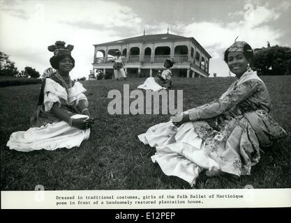 24. Februar 2012 - posieren gekleidet in traditionellen Kostümen Mädchen des Folk Ballett von Martinique vor ein hübsch restaurierte Herrenhaus. Stockfoto